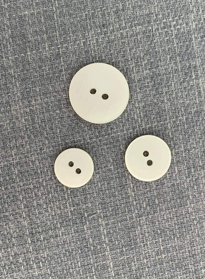 creme - mooie trendy matte knoop - 2 gaatjes - kleur 841