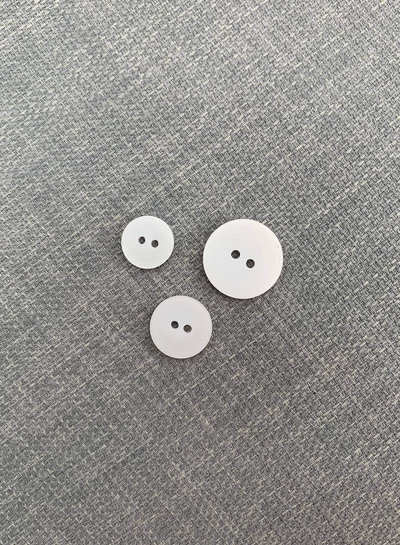 wit - mooie trendy matte knoop - 2 gaatjes - kleur 501