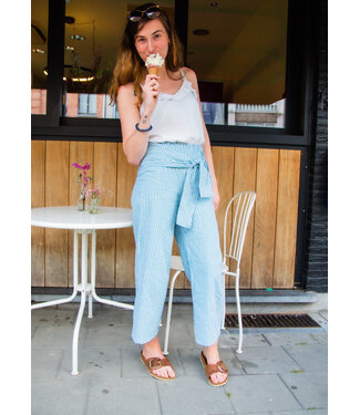 Een gestreepte Benita broek.