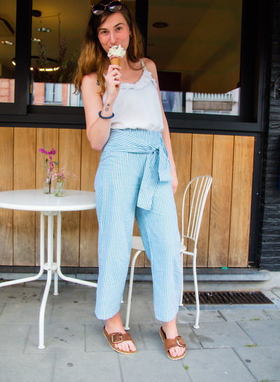 Een gestreepte Benita broek.