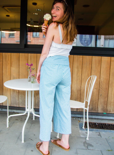 Een gestreepte Benita broek.