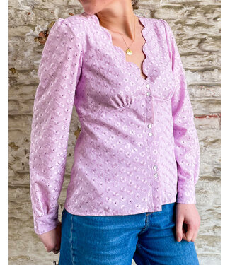 Een lila Camelia Blouse