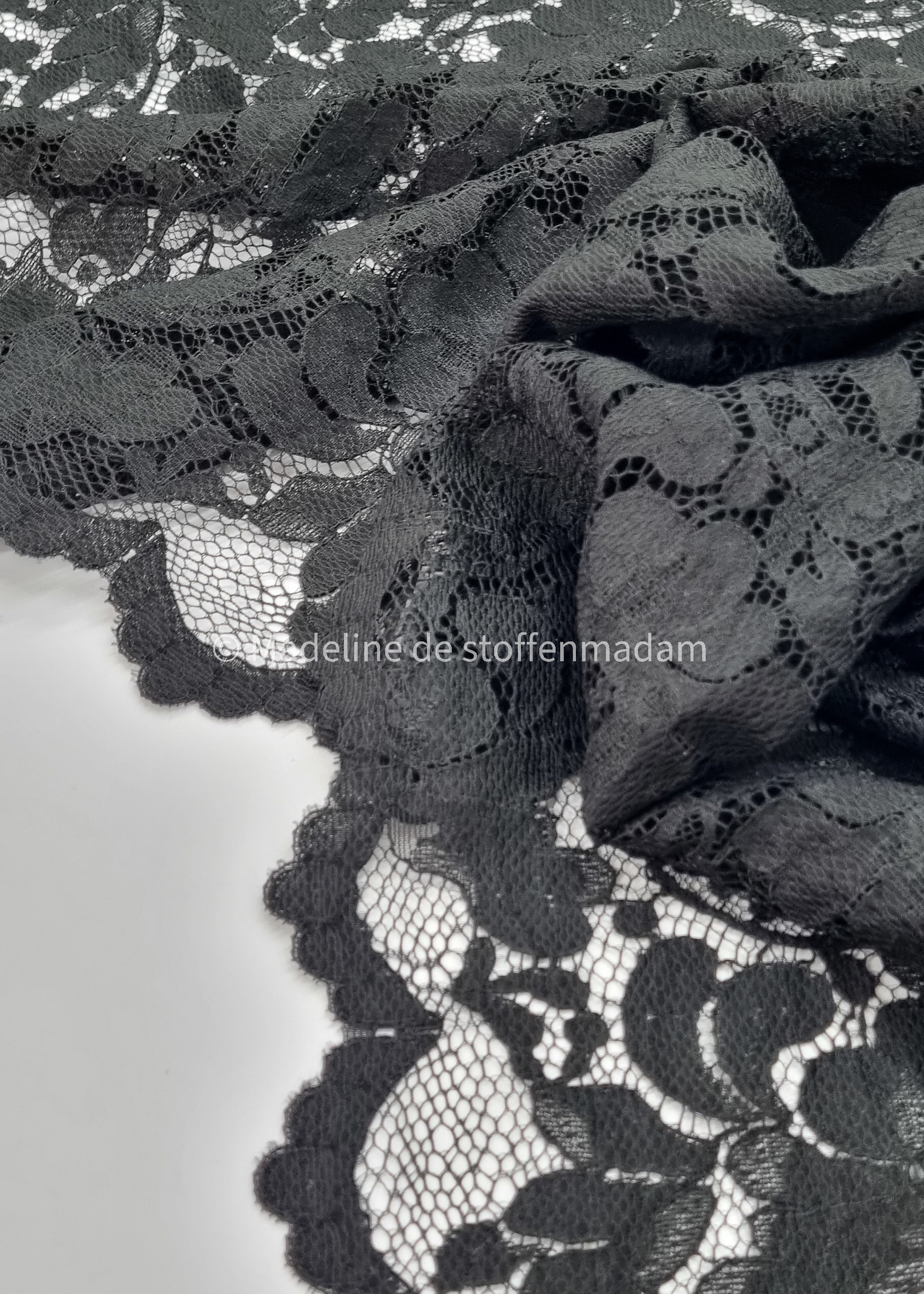 zwart kant geschulpte rand - hele mooie Madeline de stoffenmadam