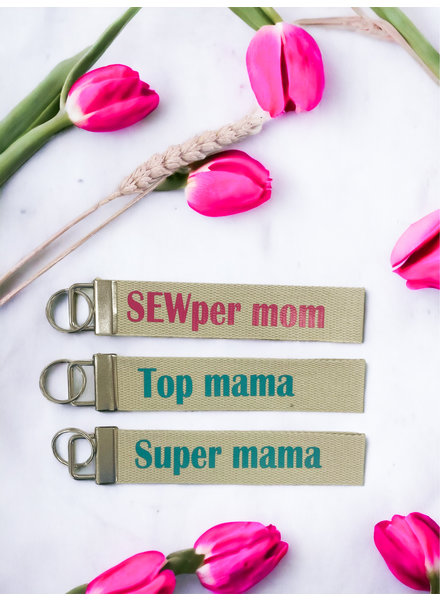 M keychain 'SEWper mom'