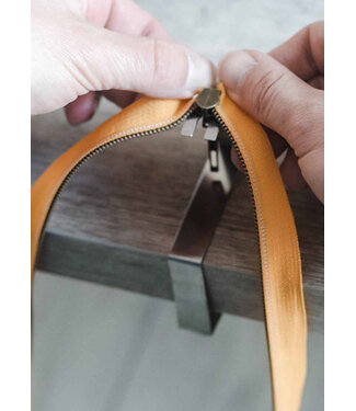 ZipperZoo tool for threading zippers
