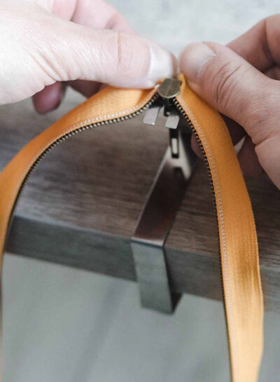 ZipperZoo tool for threading zippers