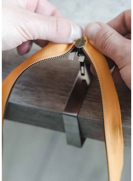 ZipperZoo tool for threading zippers