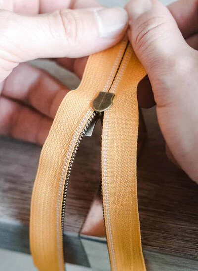 ZipperZoo tool for threading zippers