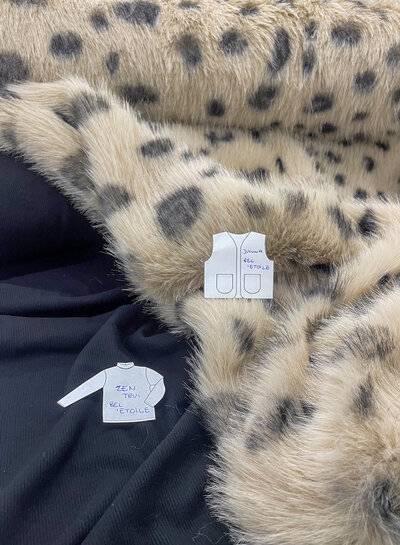 Madeline zwart - megazacht en stevig gebreid - opgeruwde viscose ribbel tricot