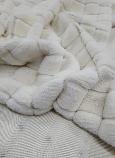 M. off-white  carré  - faux fur / pels