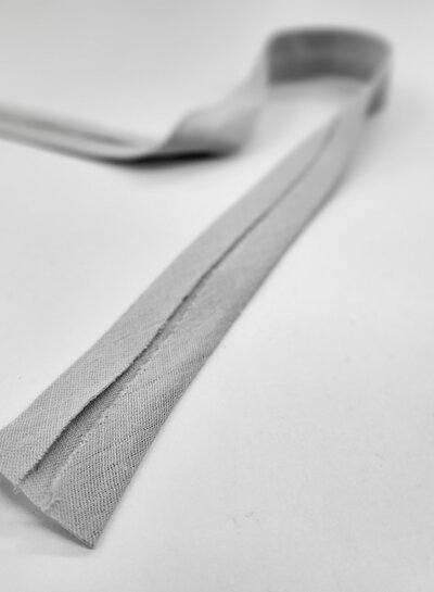 biais double gauze - GOTS - 27mm - grijs  kleur 31 - PRIJS PER METER