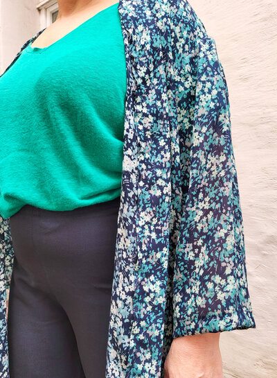 deadstock petrolkleurige bloemetjes op marineblauwe voile