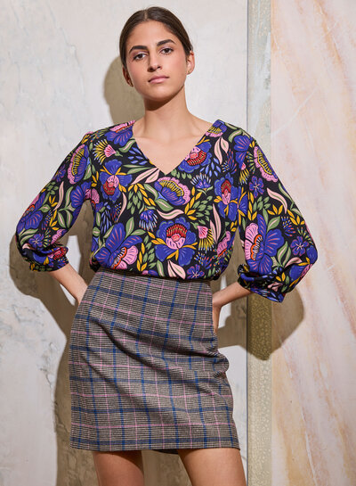 Atelier Jupe Zwarte viscose met opvallende paarse bloemen