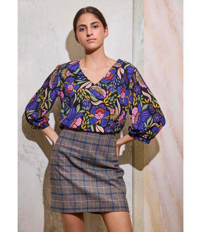 Atelier Jupe Zwarte viscose met opvallende paarse bloemen