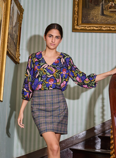 Atelier Jupe Zwarte viscose met opvallende paarse bloemen