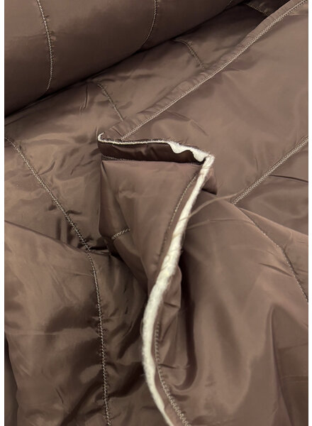 Madeline taupe bruin - stroken verticaal gematelasseerde gewatteerde mantelstof