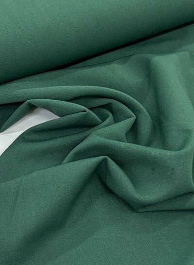 woudgroen soepelvallende gabardine