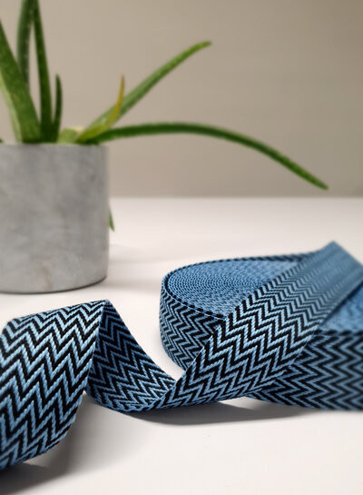 blauw en zwart - chevron - tassenband 38 mm
