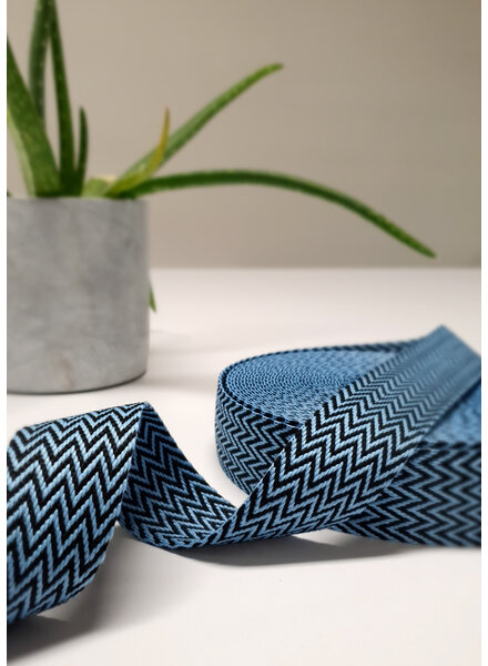 blauw en zwart - chevron - tassenband 38 mm