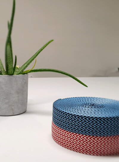 blauw en zwart - chevron - tassenband 38 mm