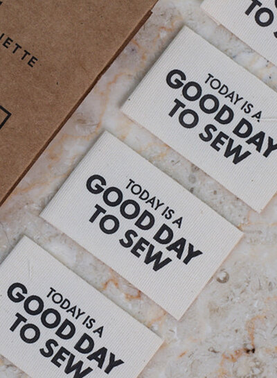 Atelier Brunette Today is a good day to sew - kledinglabel 5 stuks