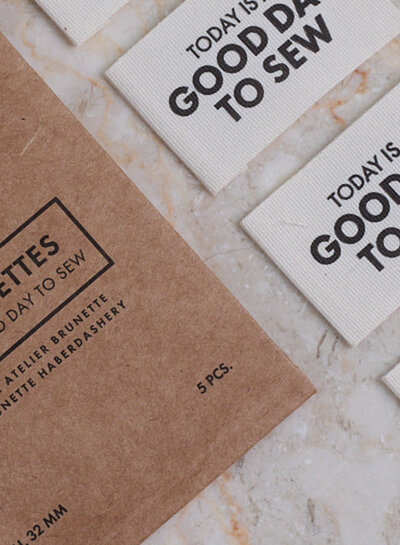 Atelier Brunette Today is a good day to sew - kledinglabel 5 stuks