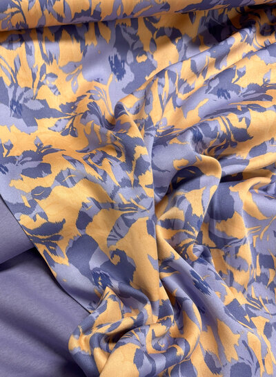 Madeline zacht roze en lila bloemen - viscose satijn