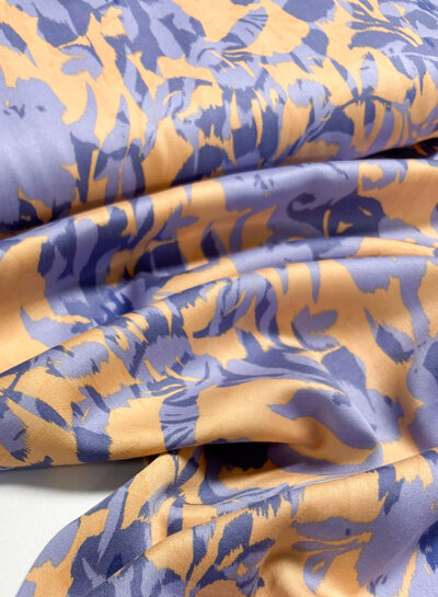 Madeline zacht roze en lila bloemen - viscose satijn