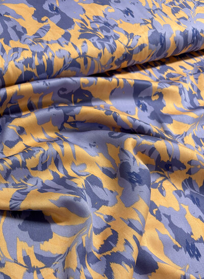 Madeline zacht roze en lila bloemen - viscose satijn