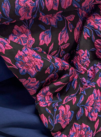 M. fuchsia roze bloemen op zwarte achtergrond -  geweven jacquard