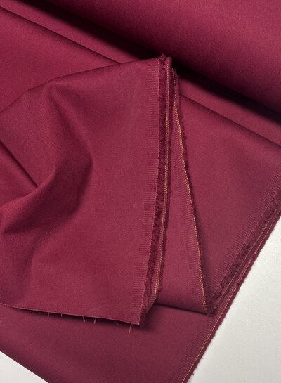 Madeline bordeaux katoen gabardine - vast en stevig geweven - trenchcoat stof (niet waterproof)