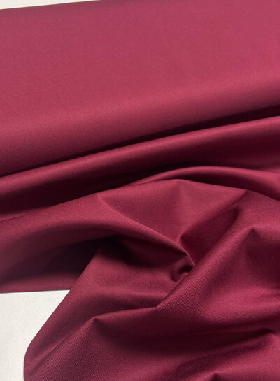 Madeline bordeaux katoen gabardine - vast en stevig geweven - trenchcoat stof (niet waterproof)