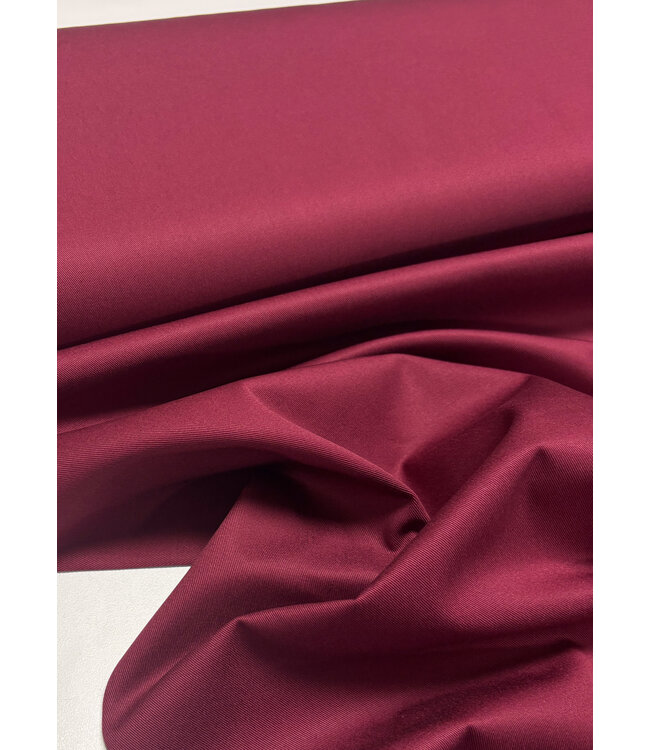 Madeline bordeaux katoen gabardine - vast en stevig geweven - trenchcoat stof (niet waterproof)