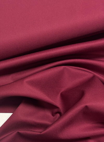 Madeline bordeaux katoen gabardine - vast en stevig geweven - trenchcoat stof (niet waterproof)