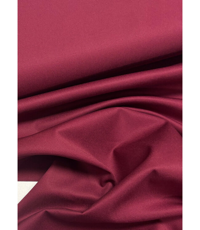 Madeline bordeaux katoen gabardine - vast en stevig geweven - trenchcoat stof (niet waterproof)