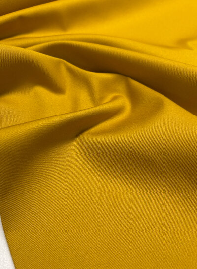 Madeline oker katoen gabardine - vast en stevig geweven - trenchcoat stof (niet waterproof)