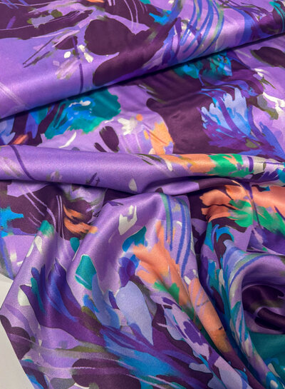 Marylene Madou Violet bloemenveld - prachtige satijnviscose