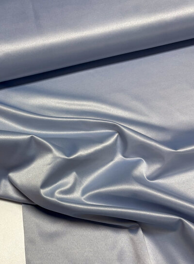 Madeline lichtblauw - gesatineerde stretchkatoen