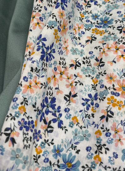 Madeline blauw en zacht roze bloemetjes - katoen voile