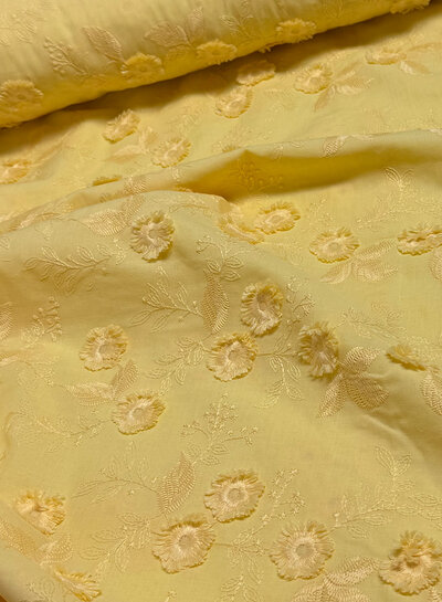 Madeline bloem in reliëf - broderie katoen - botergeel