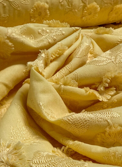 Madeline bloem in reliëf - broderie katoen - botergeel