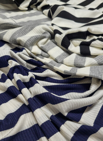 viscose tricot met platte ribbel - marine blauw gestreept