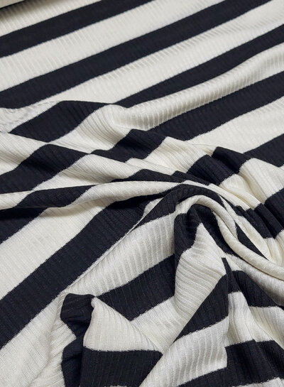 viscose tricot met platte ribbel - zwart gestreept