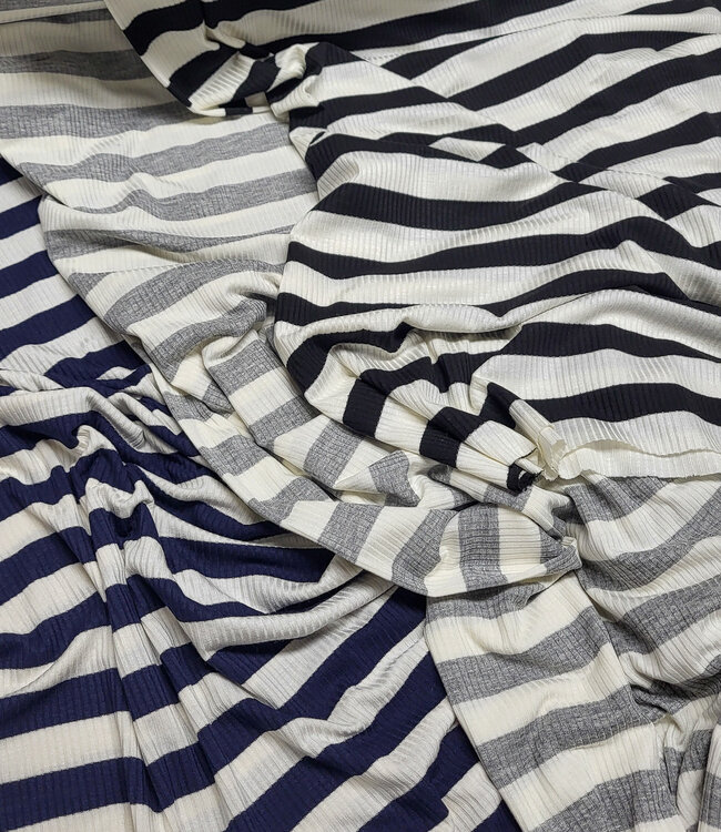 viscose tricot met platte ribbel - zwart gestreept