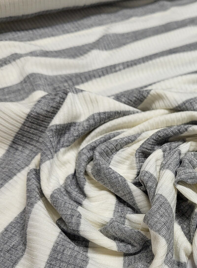 viscose tricot met platte ribbel - grijs gestreept