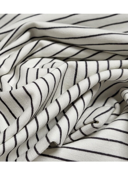 gebroken wit met antraciet lijnen- tricot