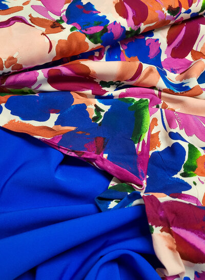 Swafing kobalt en fuchsia geschilderde bloemen - viscose