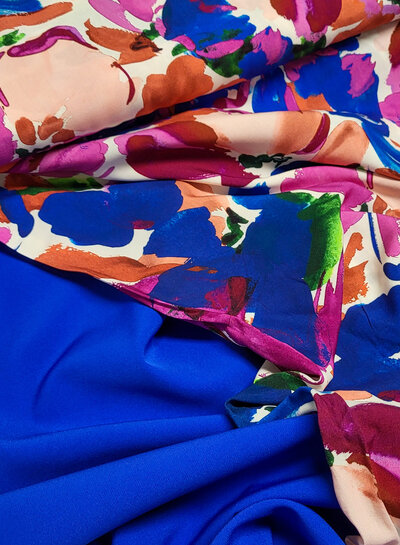Swafing kobalt en fuchsia geschilderde bloemen - viscose