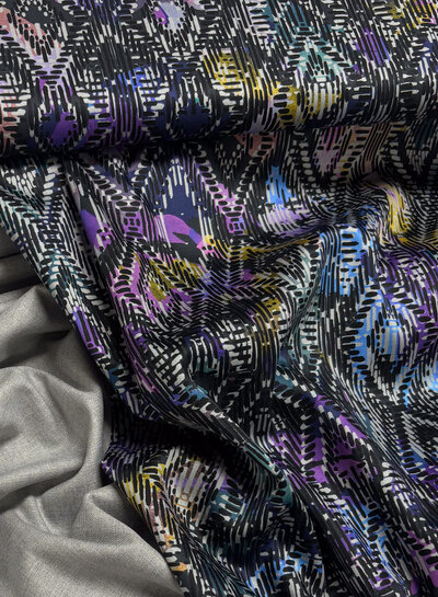 lichtgrijs -  geweven bamboe - gerecycleerde, heel soepelvallende stof en geen kreuk