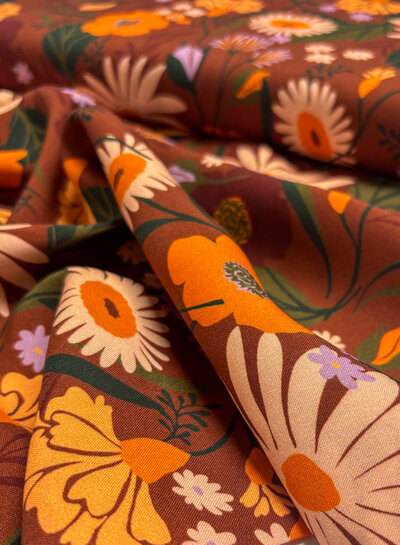herfstbloemen op kastanjebruin - geweven viscose